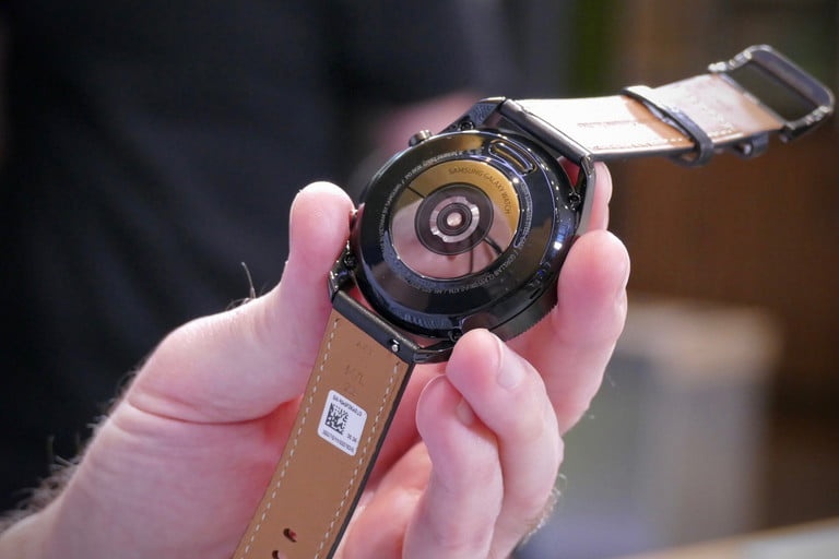 Can canh dong ho Samsung Galaxy Watch3 anh 8