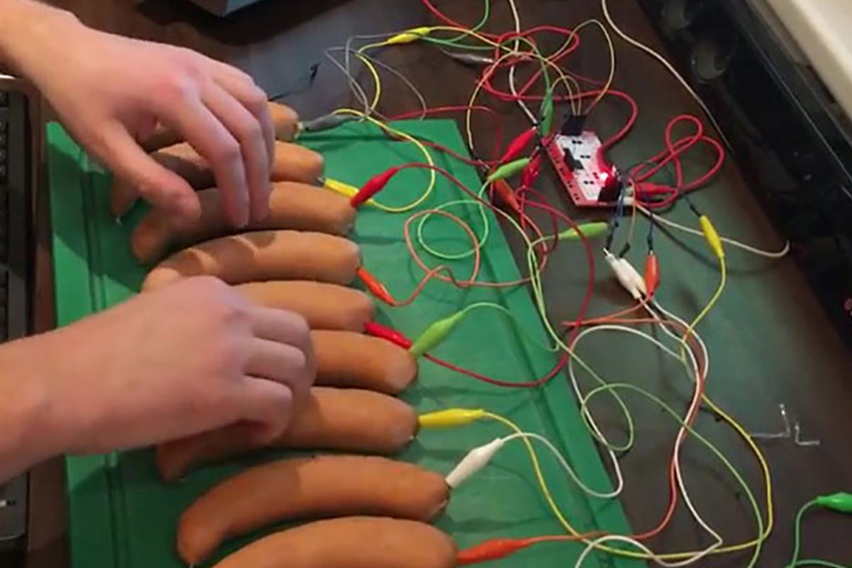 Dung xuc xich che thanh dan piano hinh anh