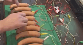 Chang trai bien xuc xich thanh dan piano hinh anh