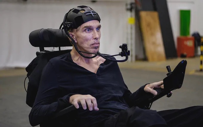 Tien si Peter Scott-Morgan tro thanh nguoi lai may anh 2