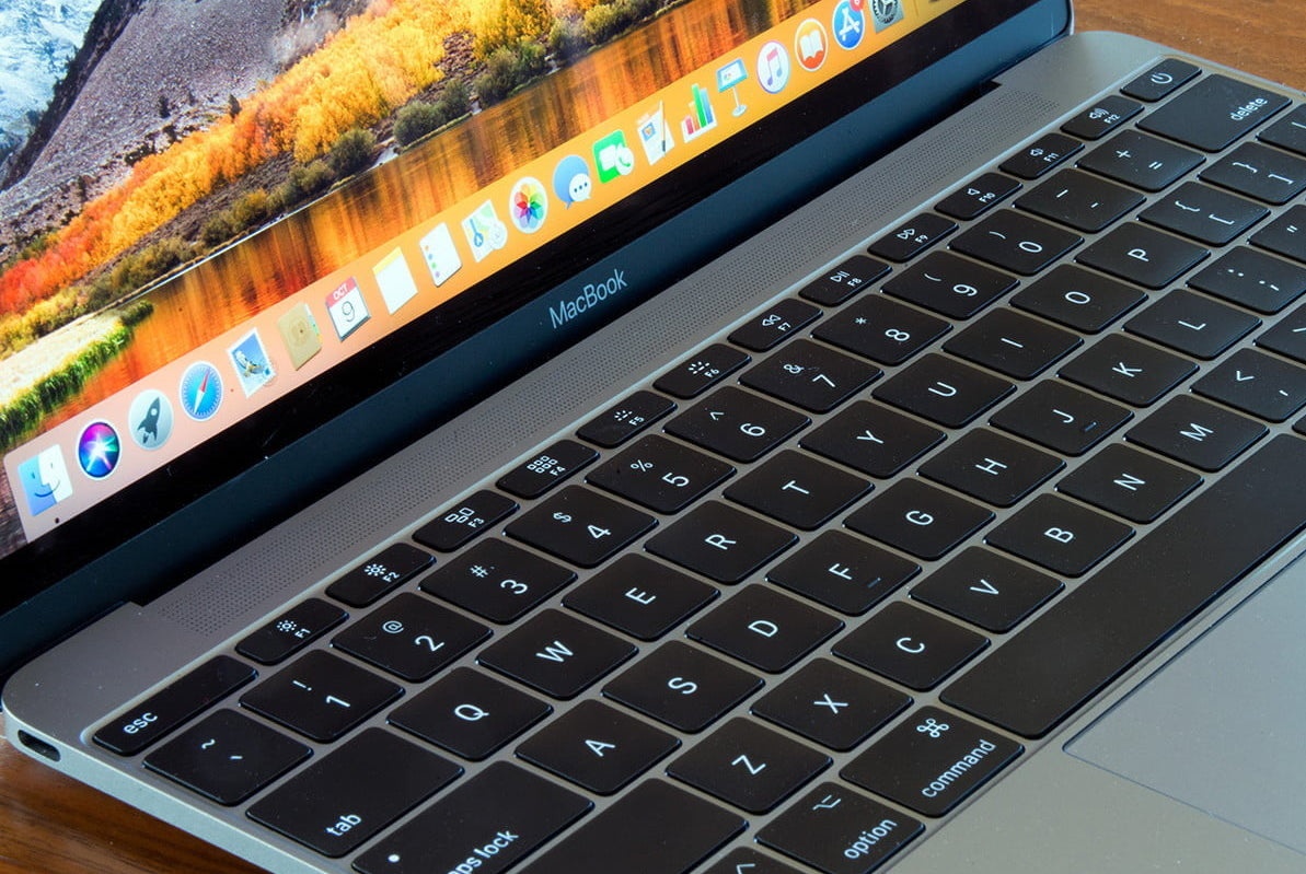 Chiec MacBook bi ghet sap tro lai hinh anh