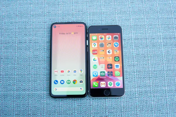 So sanh iPhone SE 2020 voi Google Pixel 4a anh 1
