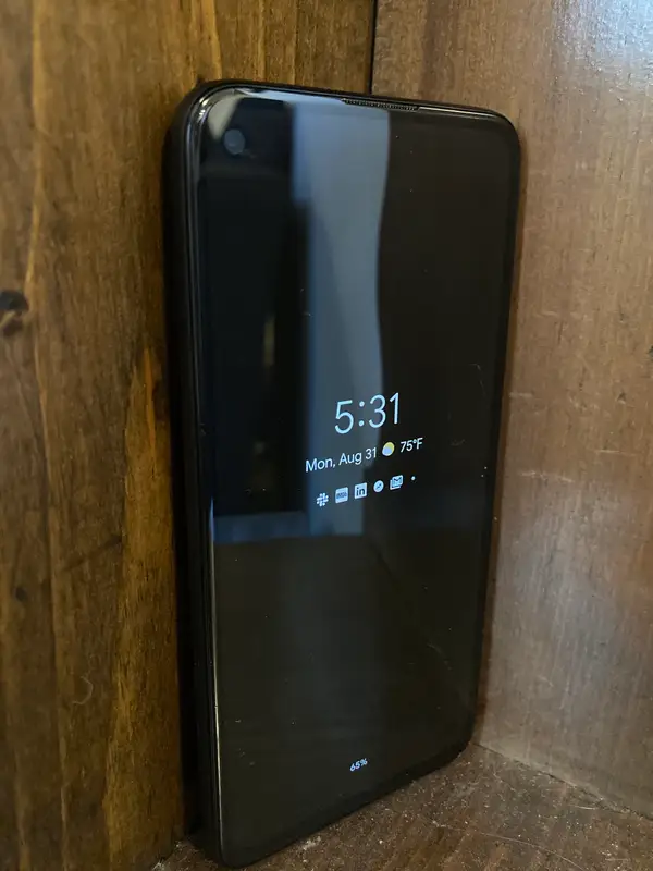 So sanh iPhone SE 2020 voi Google Pixel 4a anh 3