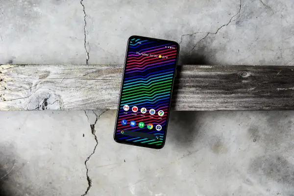 So sanh iPhone SE 2020 voi Google Pixel 4a anh 5