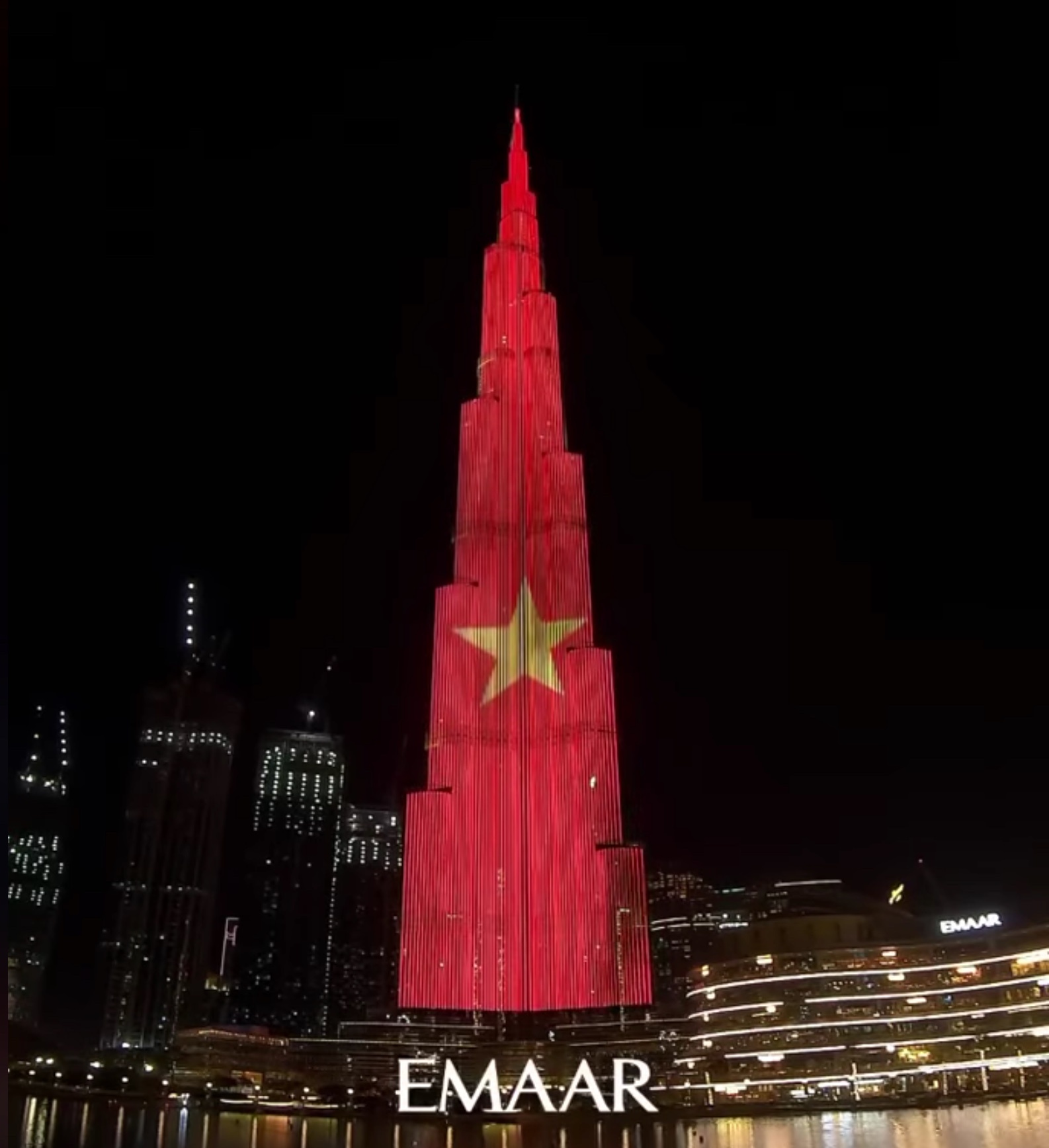 Quoc ky Viet Nam tren man hinh LED thap Burj Khalifa anh 2