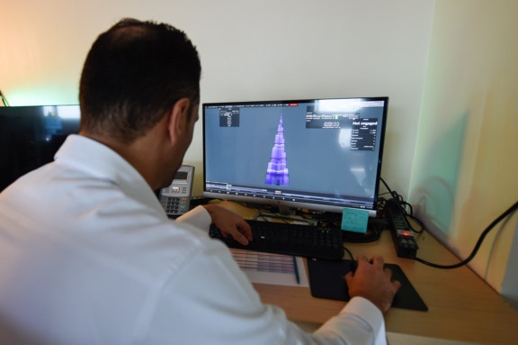 Quoc ky Viet Nam tren man hinh LED thap Burj Khalifa anh 7