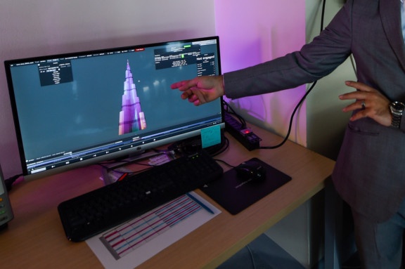 Quoc ky Viet Nam tren man hinh LED thap Burj Khalifa anh 10