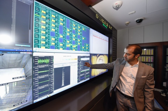 Quoc ky Viet Nam tren man hinh LED thap Burj Khalifa anh 11