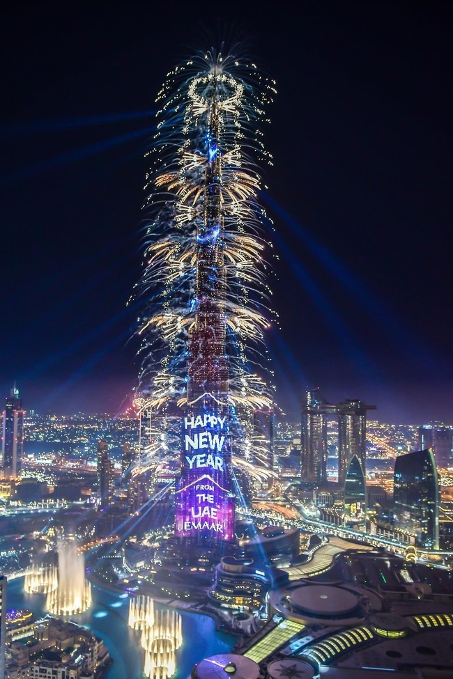Quoc ky Viet Nam tren man hinh LED thap Burj Khalifa anh 16