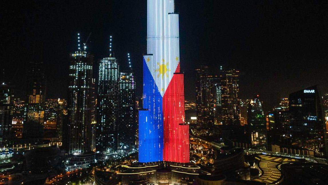 Quoc ky Viet Nam tren man hinh LED thap Burj Khalifa anh 18