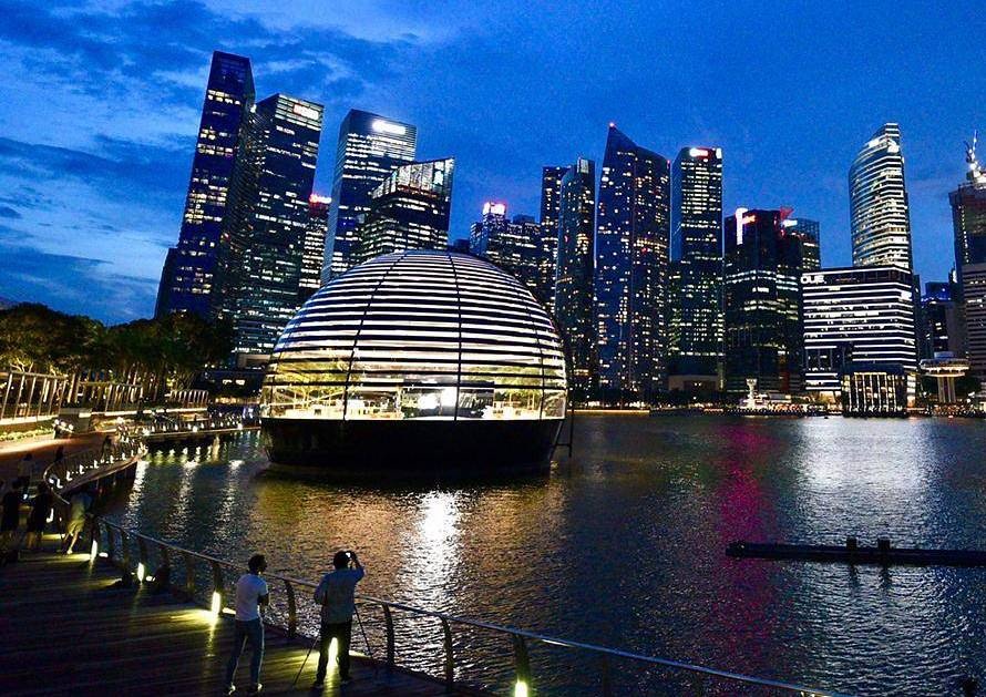 Ben trong Apple Store dau tien tren mat nuoc hinh anh