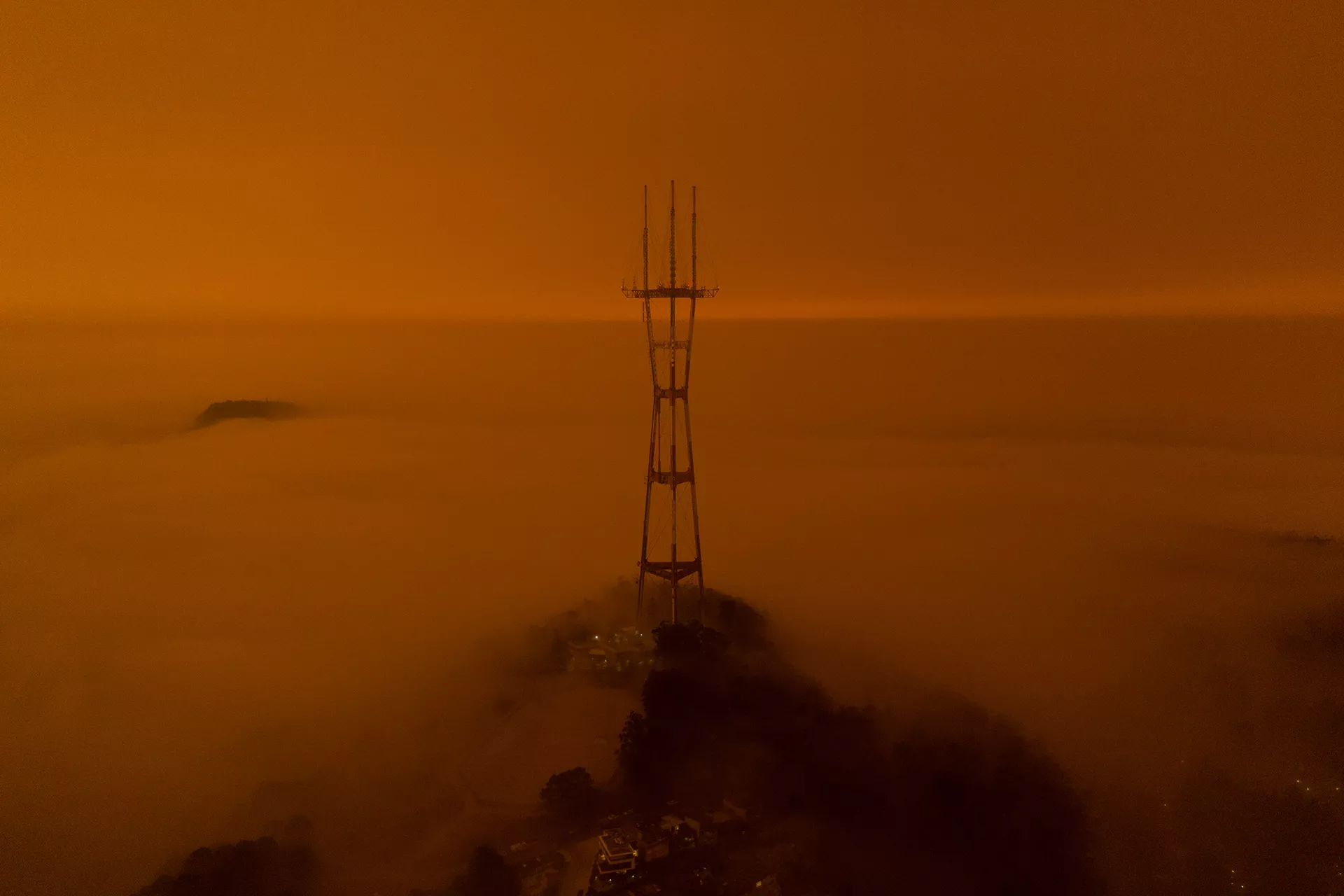 Chay rung tai My khien bau troi hoa cam anh 12