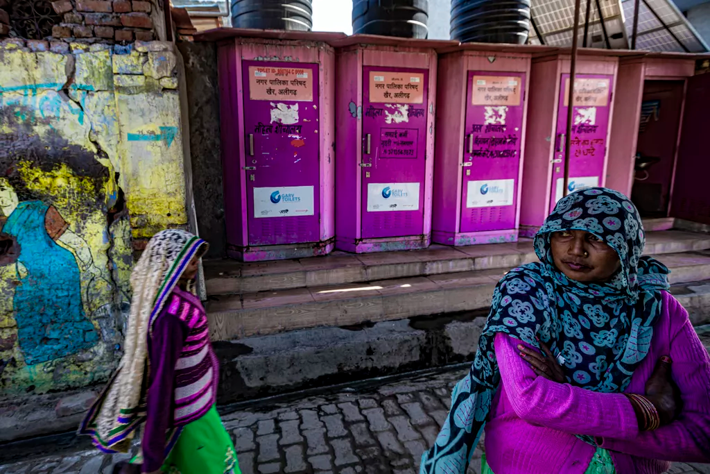 Nha ve sinh thong minh cuu mang nguoi An Do anh 9