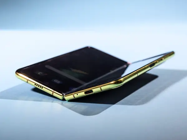 Ly do chua co iPhone man hinh gap anh 1