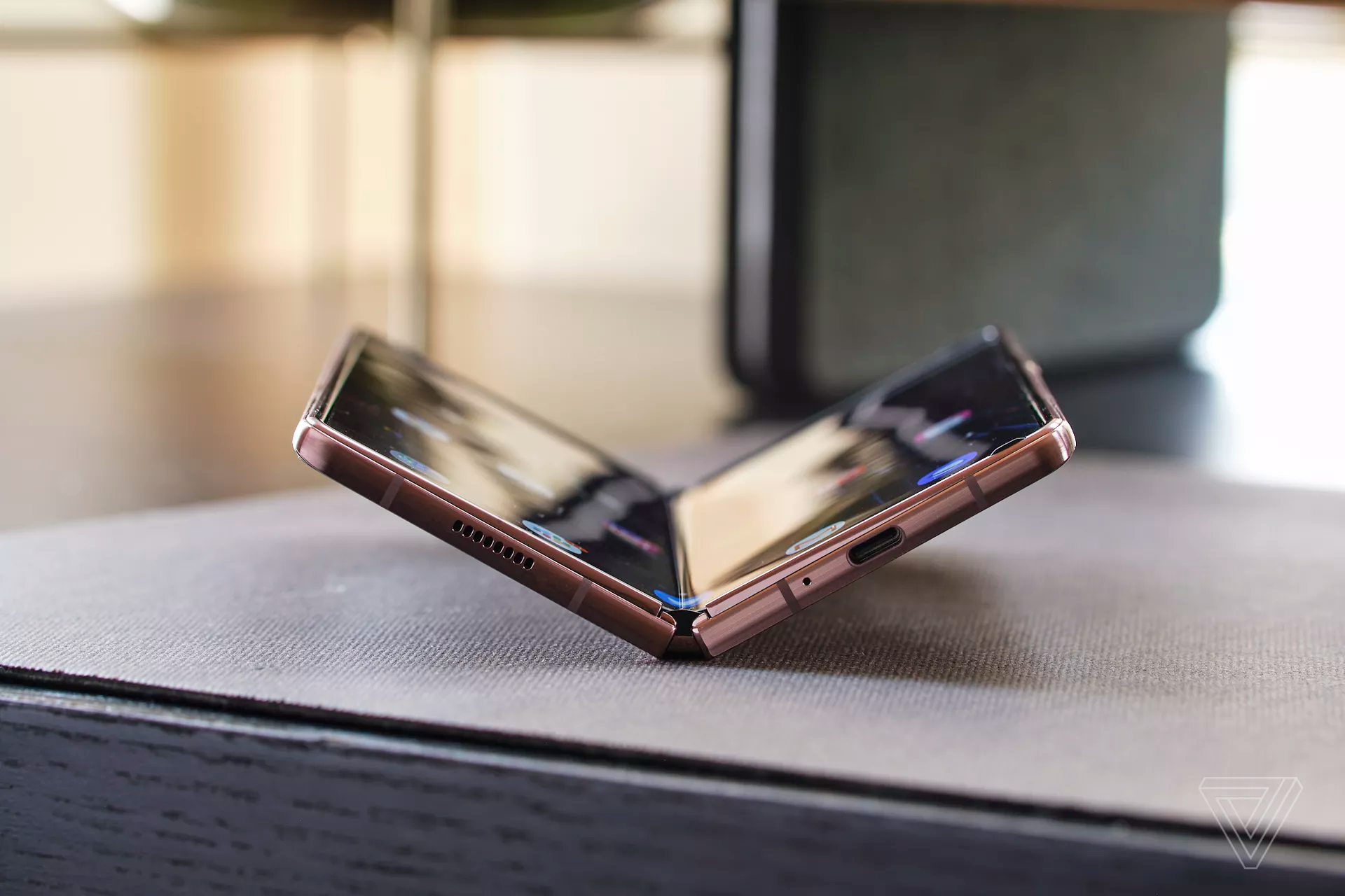 Ly do chua co iPhone man hinh gap anh 3