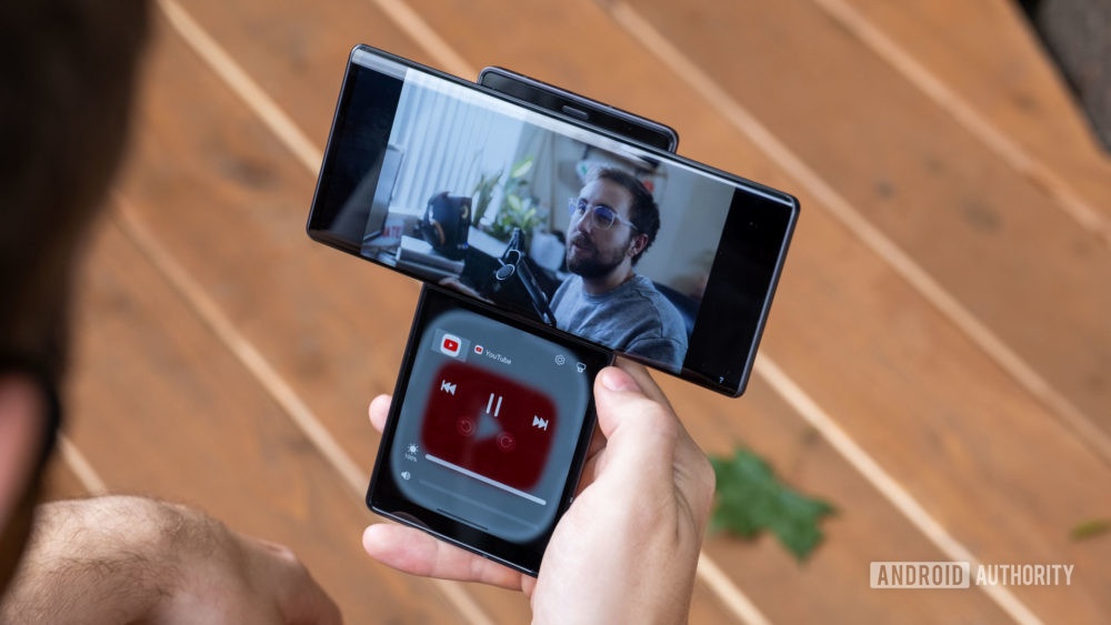 Can canh smartphone man hinh xoay LG Wing anh 6