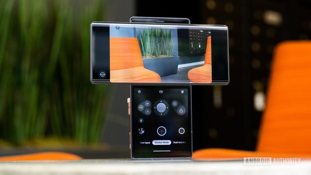 Can canh smartphone man hinh xoay LG Wing anh 7