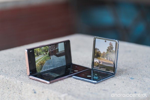 So sanh Samsung Galaxy Z Flip va Z Fold2 anh 1