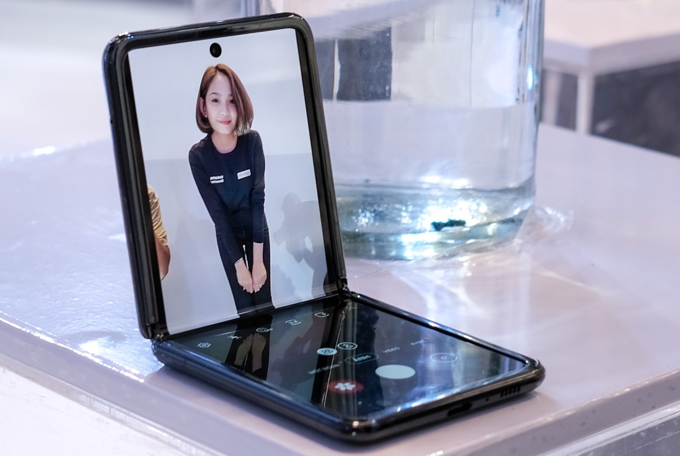 Chon Samsung Galaxy Z Fold2 hay Galaxy Z Flip hinh anh