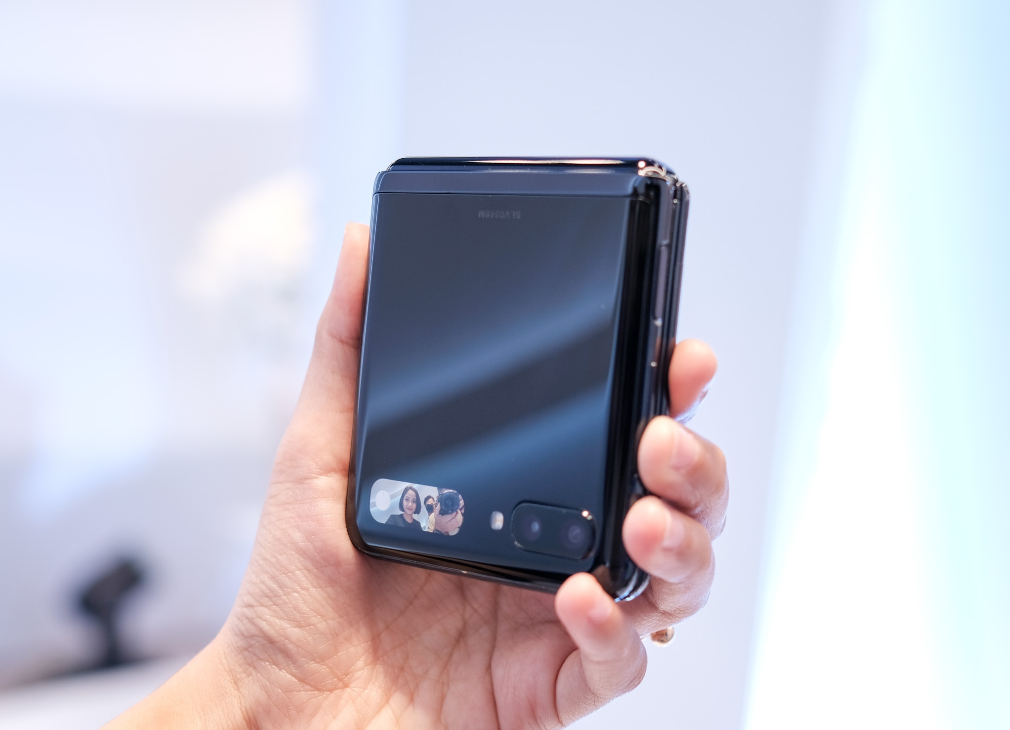 So sanh Samsung Galaxy Z Flip va Z Fold2 anh 4