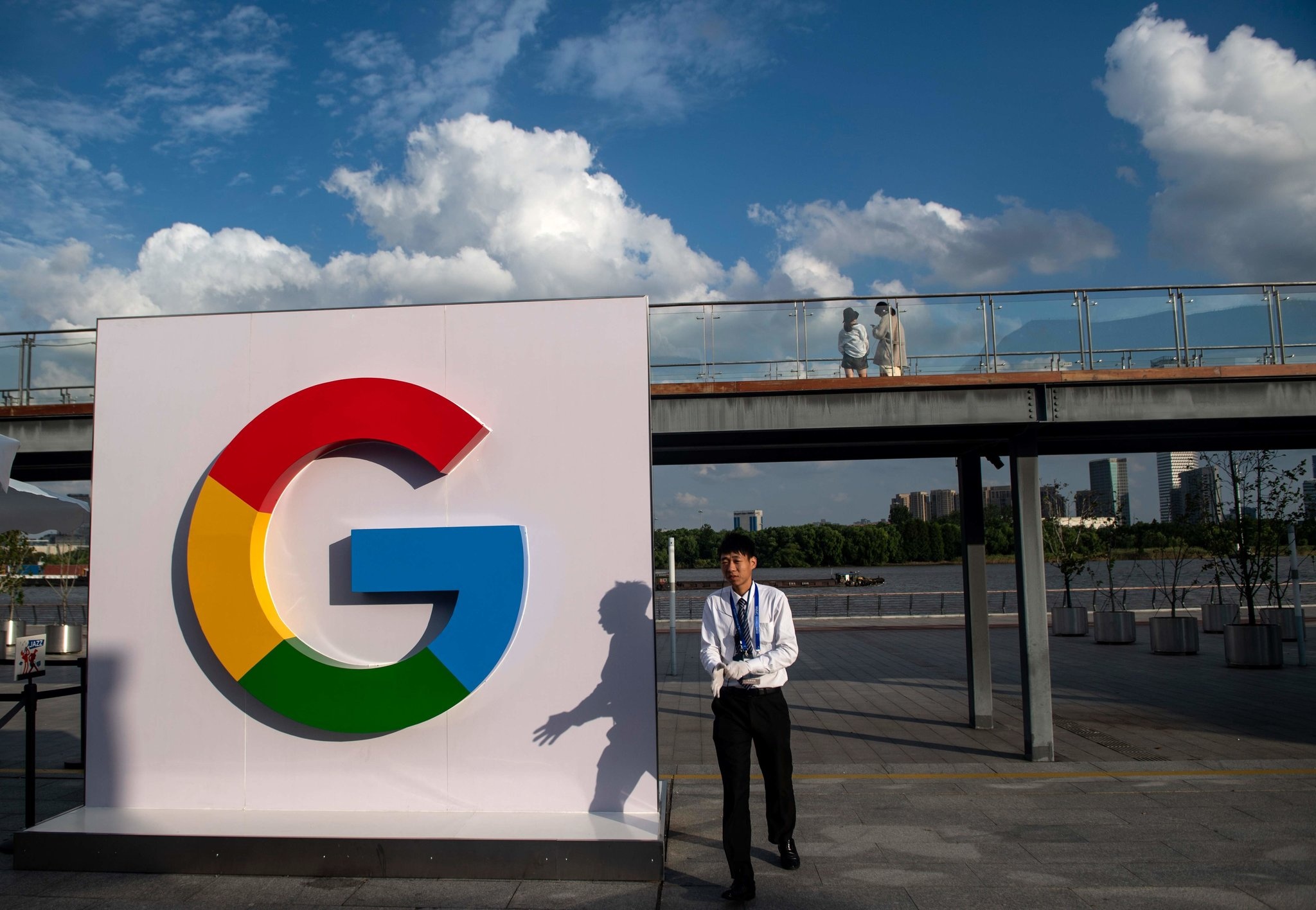 Google bi to bit mieng nhan vien hinh anh