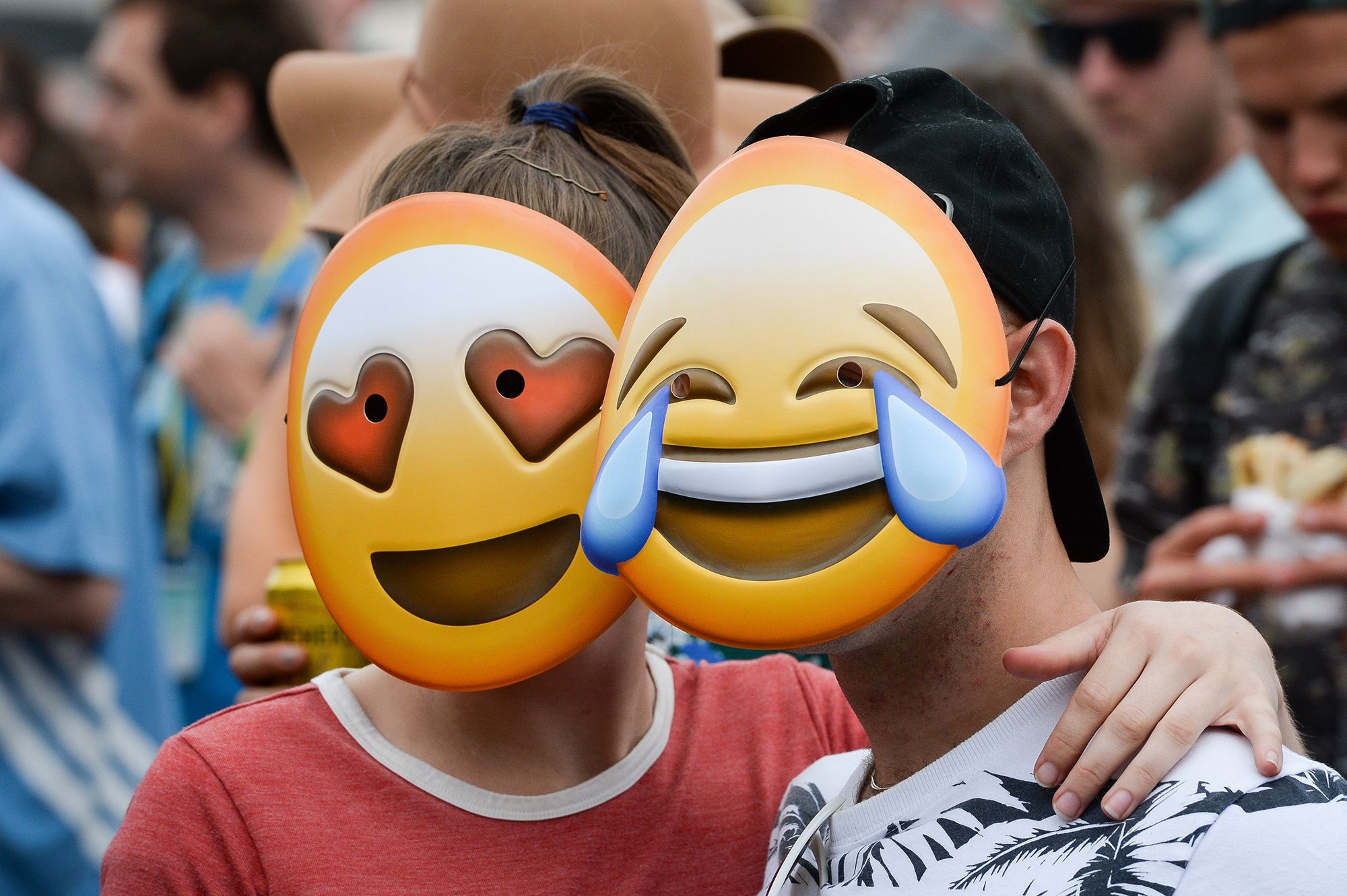 Hanh trinh tro thanh ngon ngu toan cau cua emoji hinh anh