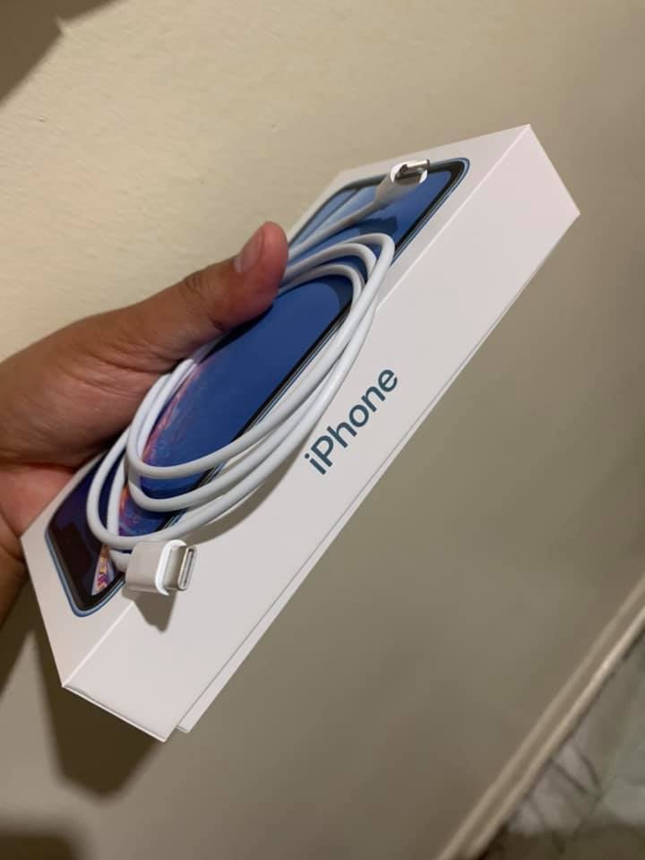 Anh dap hop dau tien iPhone XR khong kem sac,  tai nghe anh 1
