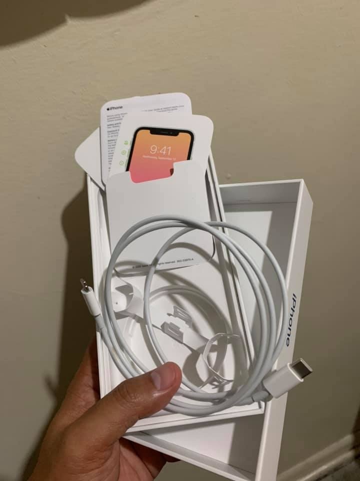 Anh dap hop dau tien iPhone XR khong kem sac,  tai nghe anh 2