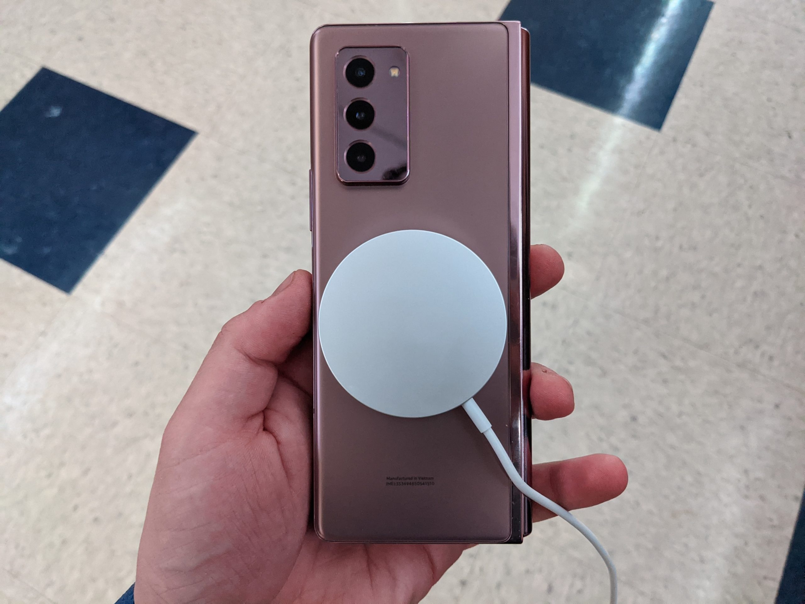 Sac khong day MagSafe tren iPhone 12 dung duoc voi smartphone Android anh 1