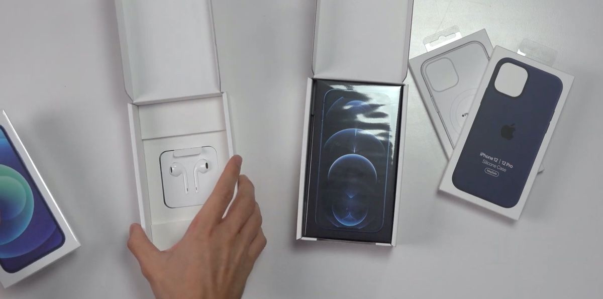 Mo hop iPhone 12 Pro kem tai nghe tai Phap anh 2