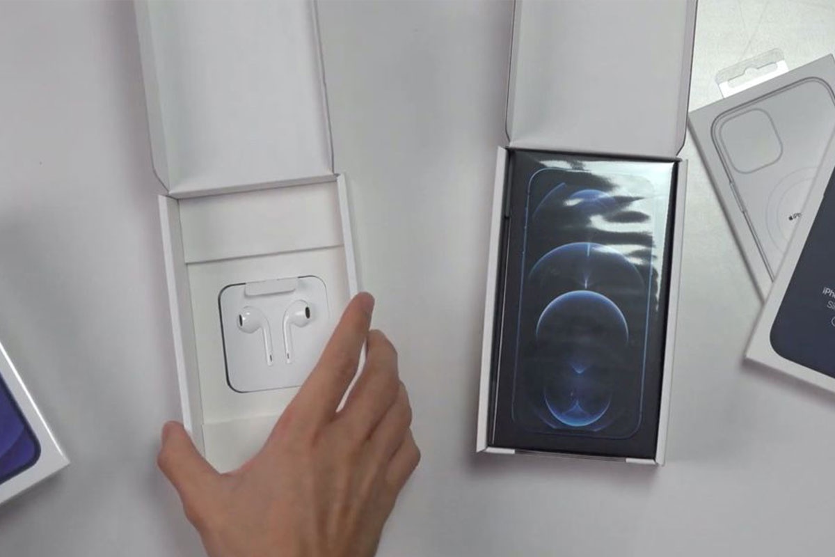 Mo hop iPhone 12 kem tai nghe hinh anh