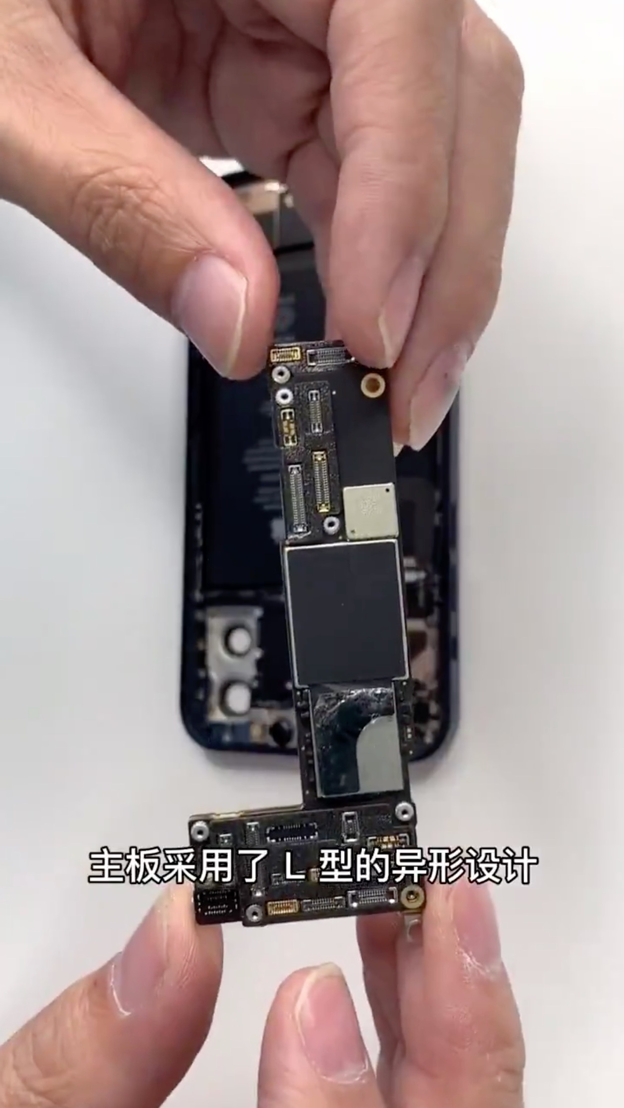 Mổ bụng xem linh kiện iPhone 12 ảnh 3 Mo bung xem linh kien iPhone 12 anh 3