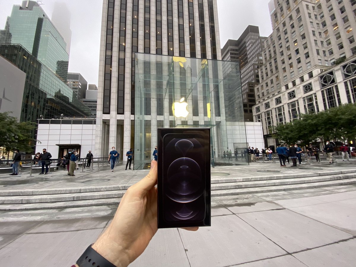 Người xếp hàng thưa thớt trong ngày mở bán iPhone 12 ảnh 2 Nguoi xep hang thua thot trong ngay mo ban iPhone 12 anh 2