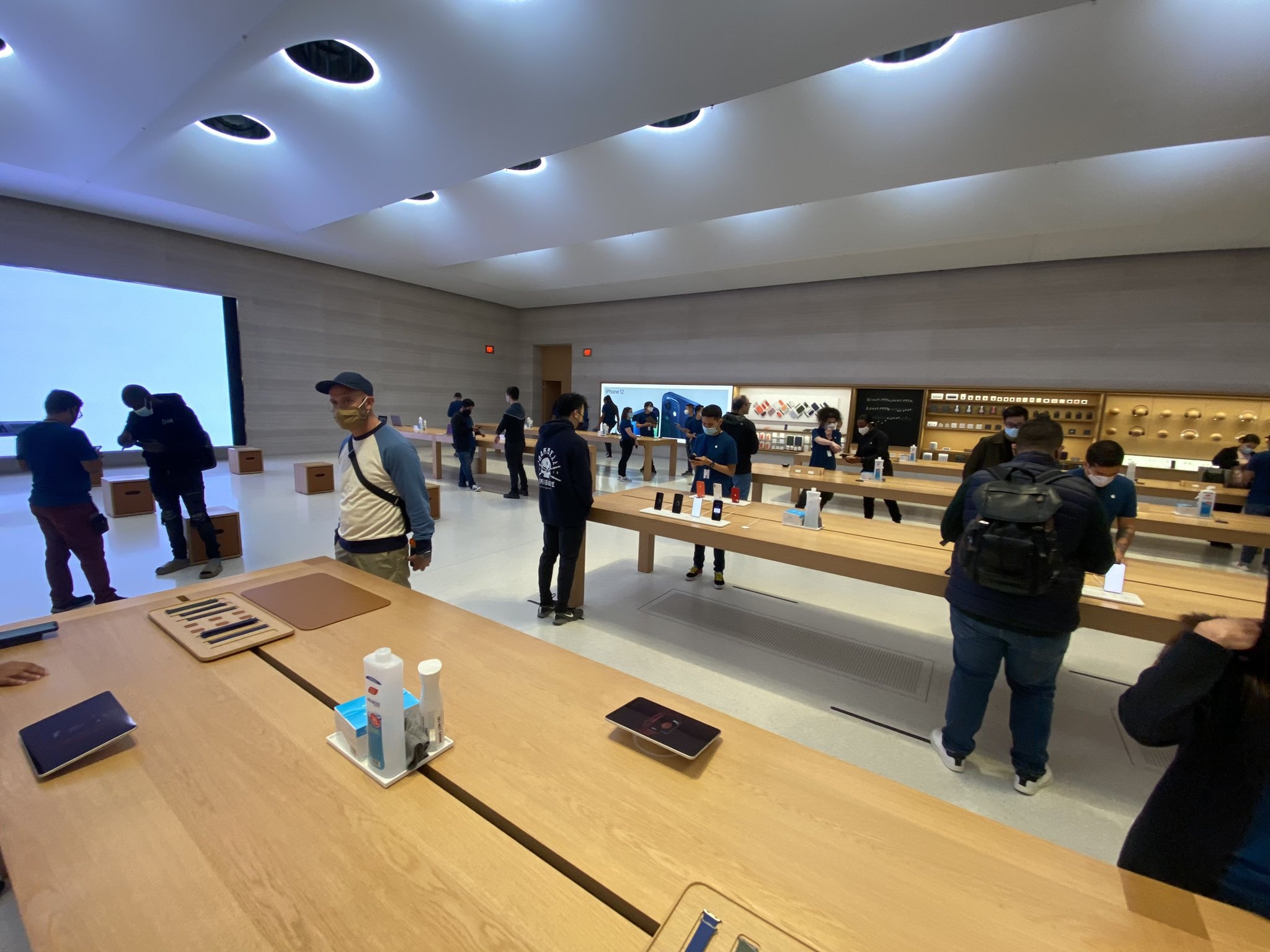 Người xếp hàng thưa thớt trong ngày mở bán iPhone 12 ảnh 3 Nguoi xep hang thua thot trong ngay mo ban iPhone 12 anh 3