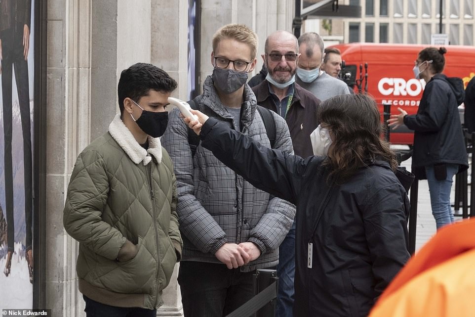 Người xếp hàng thưa thớt trong ngày mở bán iPhone 12 ảnh 4 Nguoi xep hang thua thot trong ngay mo ban iPhone 12 anh 4