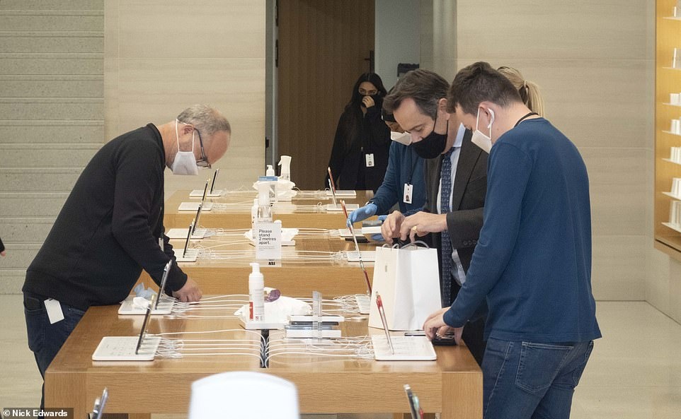 Người xếp hàng thưa thớt trong ngày mở bán iPhone 12 ảnh 5 Nguoi xep hang thua thot trong ngay mo ban iPhone 12 anh 5