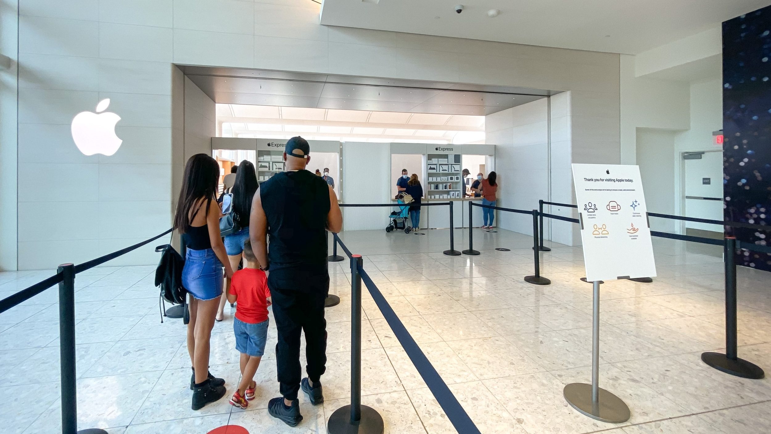 Nguoi xep hang thua thot trong ngay mo ban iPhone 12 anh 6