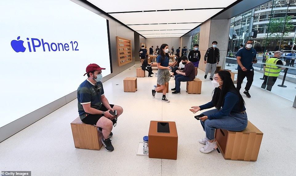 Nguoi xep hang thua thot trong ngay mo ban iPhone 12 anh 11