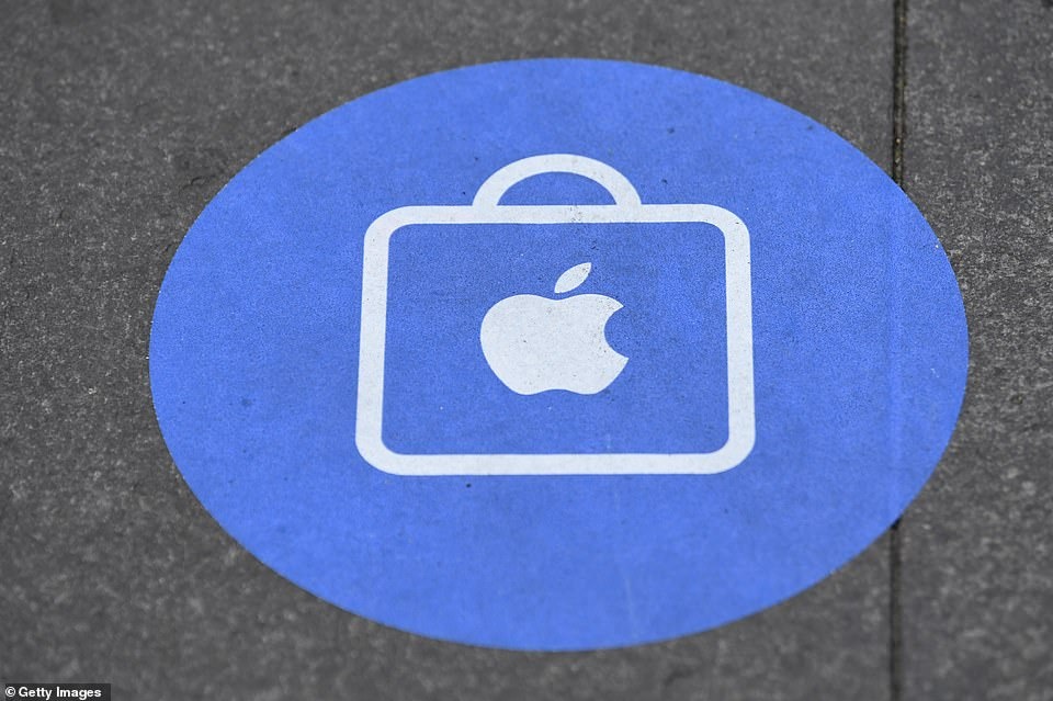 Nguoi xep hang thua thot trong ngay mo ban iPhone 12 anh 12