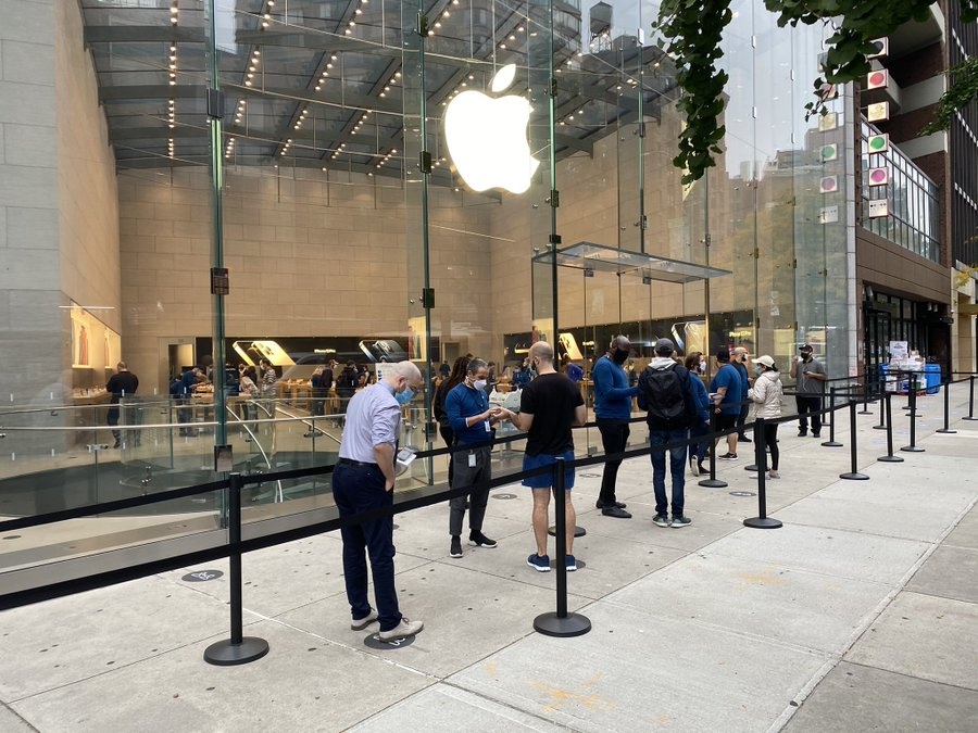 Nguoi xep hang thua thot trong ngay mo ban iPhone 12 anh 1