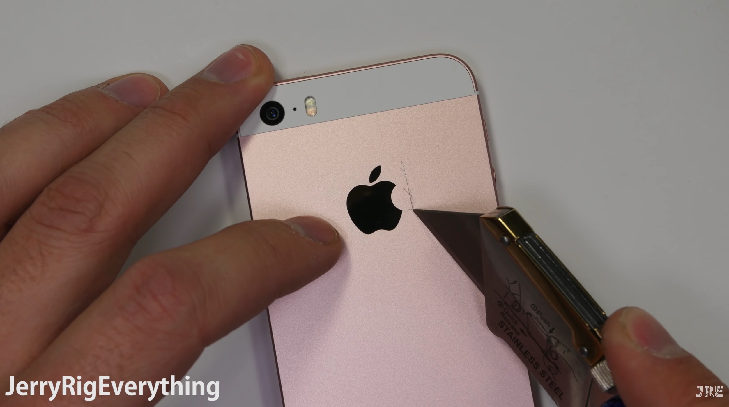 Video thu do ben tra tan iPhone khung khiep nhat anh 1