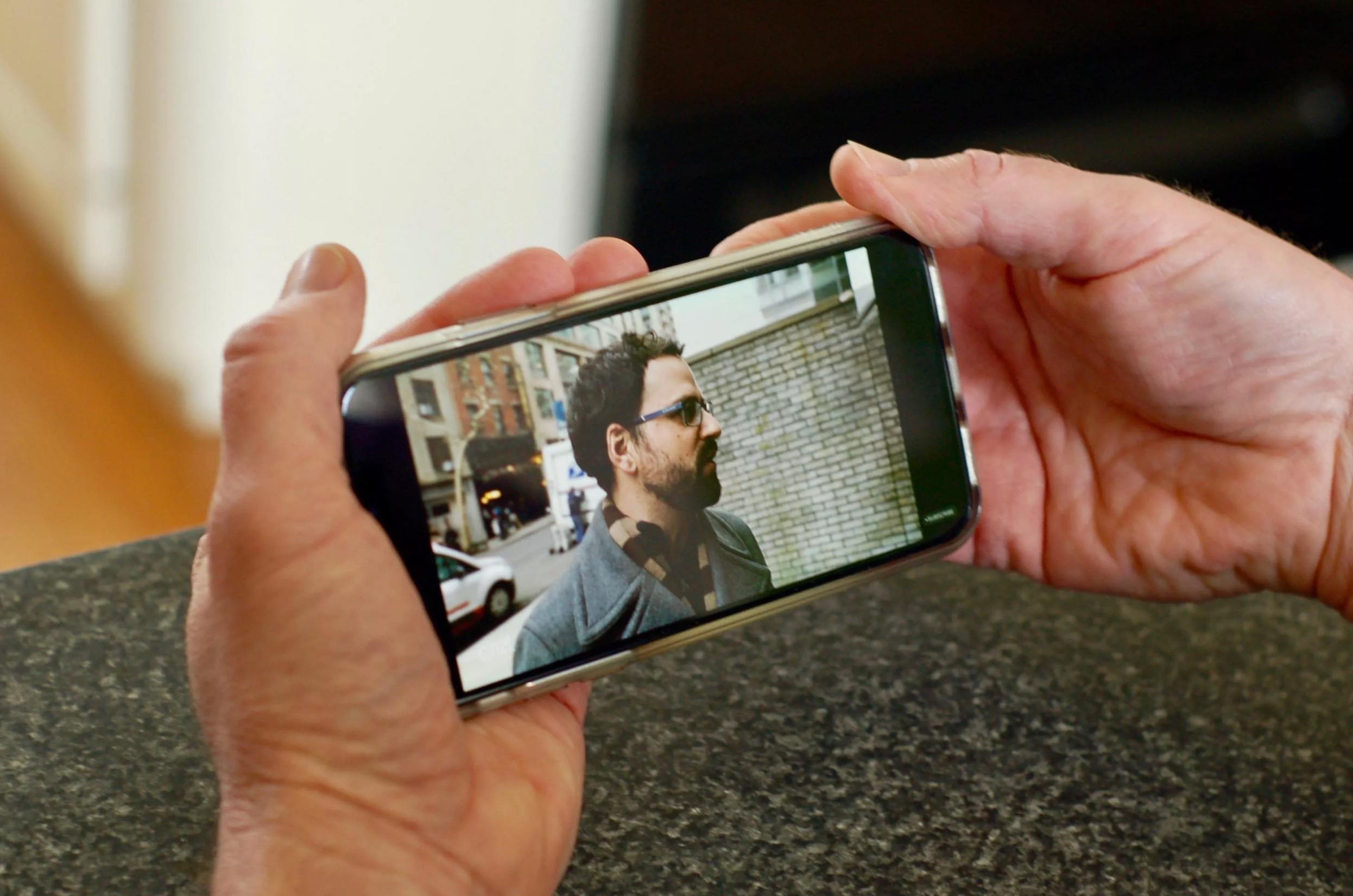 Tang am luong loa tren iPhone anh 8