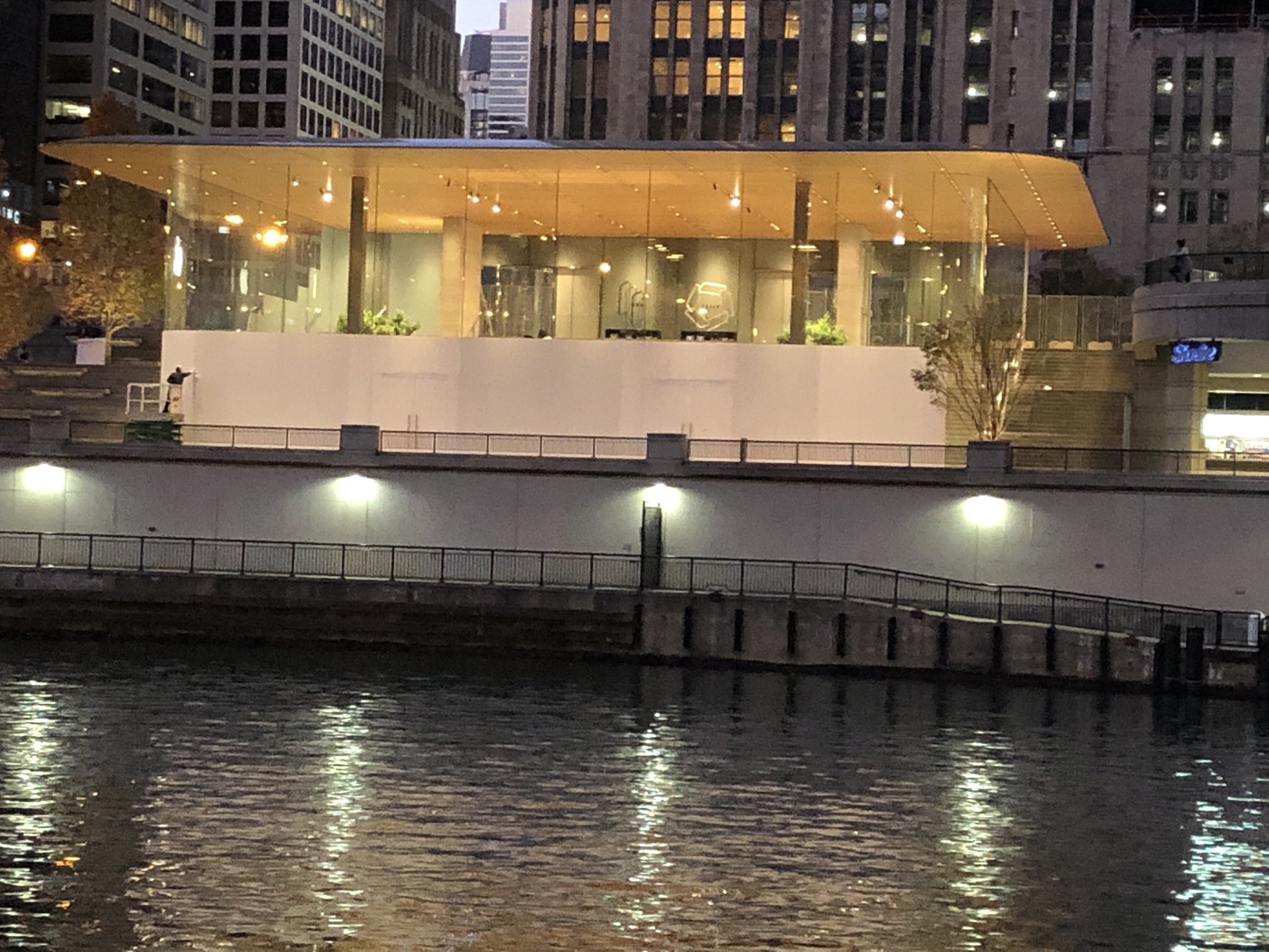 Apple Store tai My lap van go phong bao loan sau bau cu tong thong anh 2