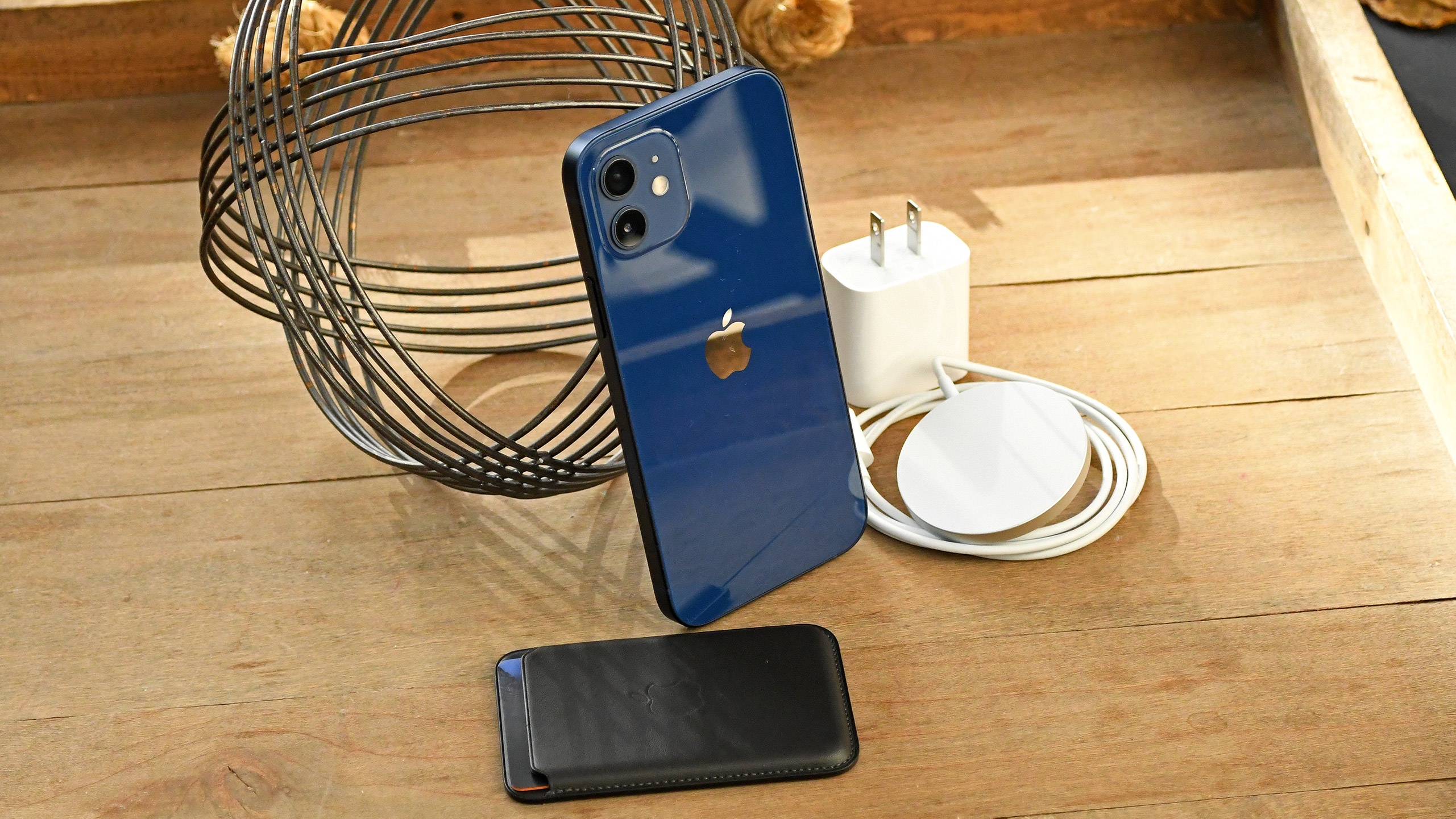 Huong dan chon cu sac cho iPhone 12 anh 1