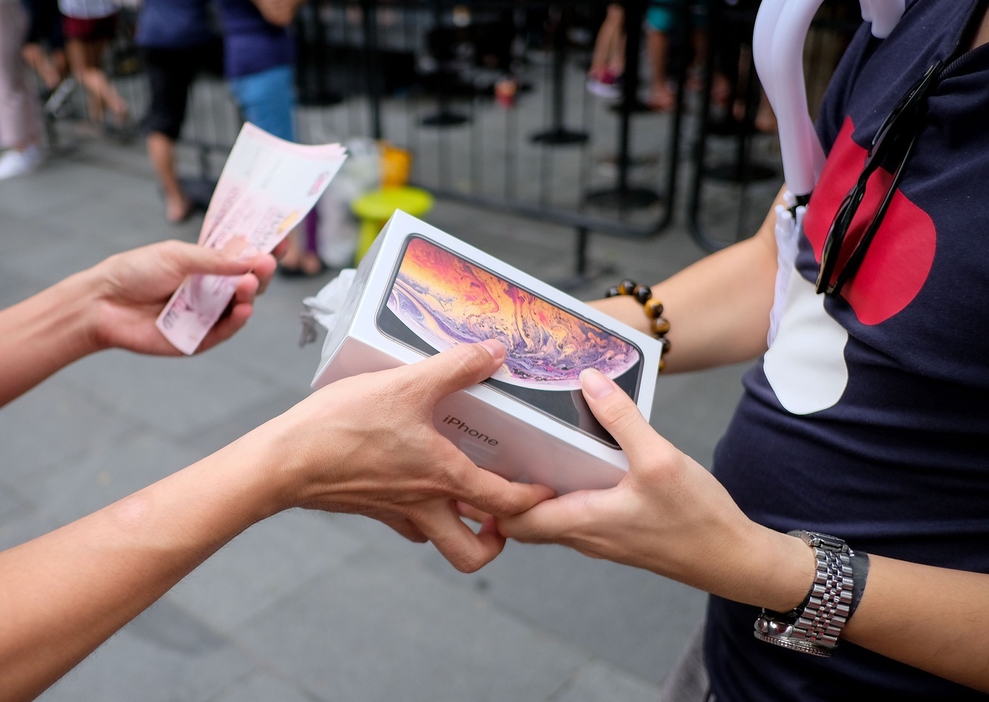 Ba nguyen tac cua Apple khien gia iPhone cao ngat nguong hinh anh