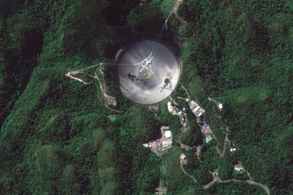 Kinh vien vong vo tuyen lon thu 2 the gioi Arecibo do sap anh 4