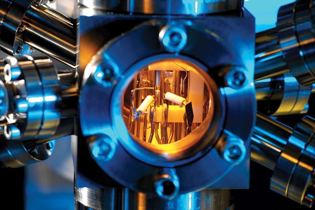 Che tao thanh cong dong ho luong tu the he moi hinh anh