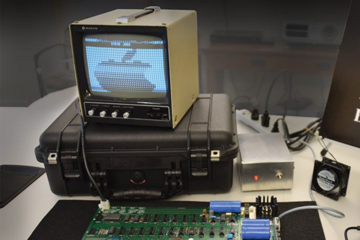 May tinh Apple 45 nam tuoi co gia gan bang xe sang Porsche hinh anh