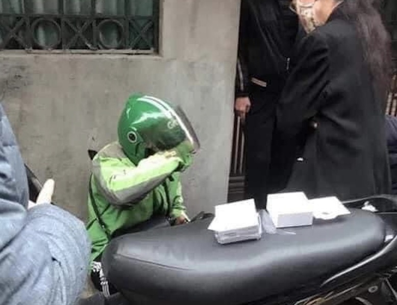 Shipper khoc vi bi lua tien giao AirPods, ben trong chi co 3 cuc pin hinh anh