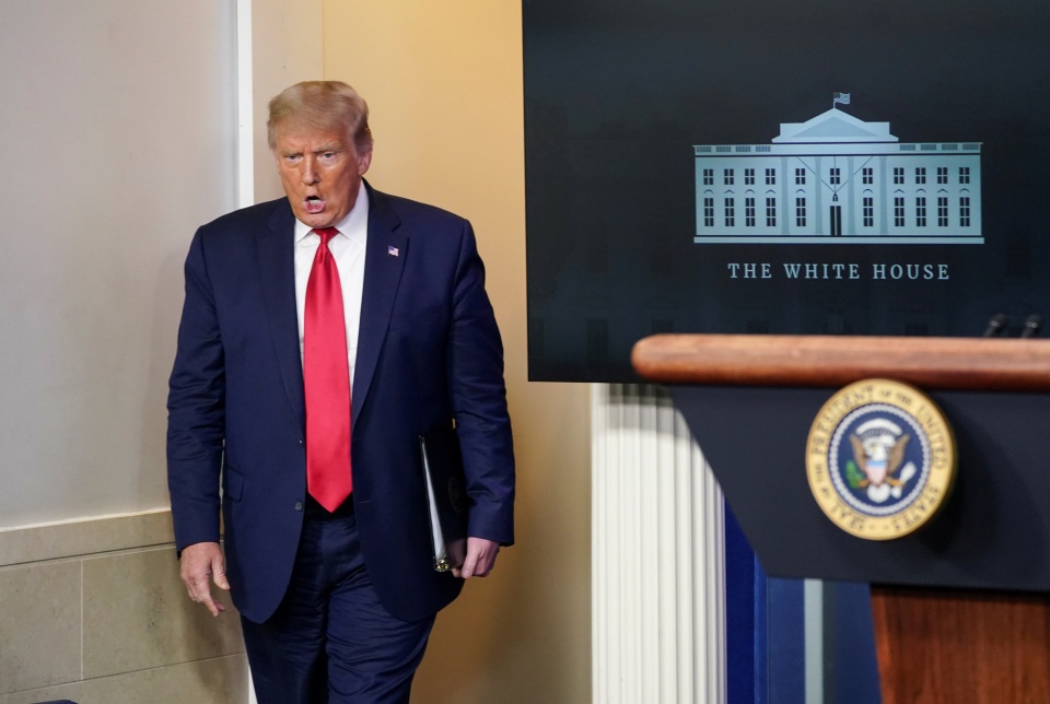 Ong Trump bi khoa tai khoan vinh vien anh 2